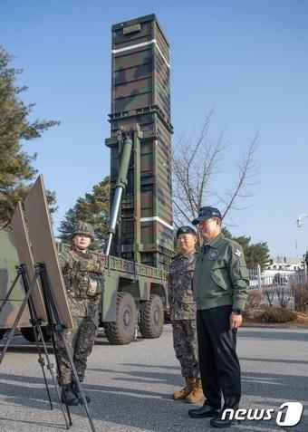 신원식 국방부장관&#40;오른쪽&#41;이 8일 한국형 3축체계의 핵심부대인 육군 미사일전략사령부를 방문, 부대 관계관으로부터 미사일 장비에 대한 보고를 받고 있다. &#40;국방부 제공&#41; 2023.12.8/뉴스1