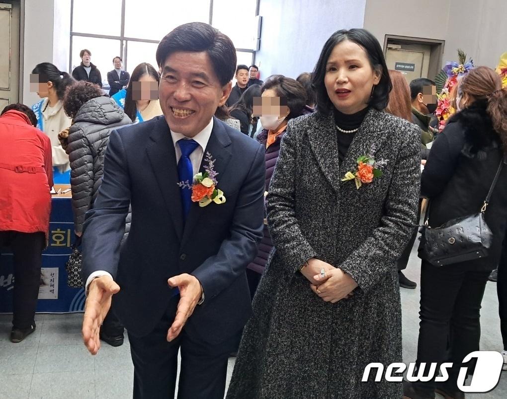 8일 대전대 지산도서관에서 출판기념회를 가진 황인호 전 대전 동구청장&#40;왼쪽&#41;이 아내 주연숙씨와 함께 참석자들을 맞고 있다. 2023.12.08 /뉴스1 ⓒNews1 최일 기자