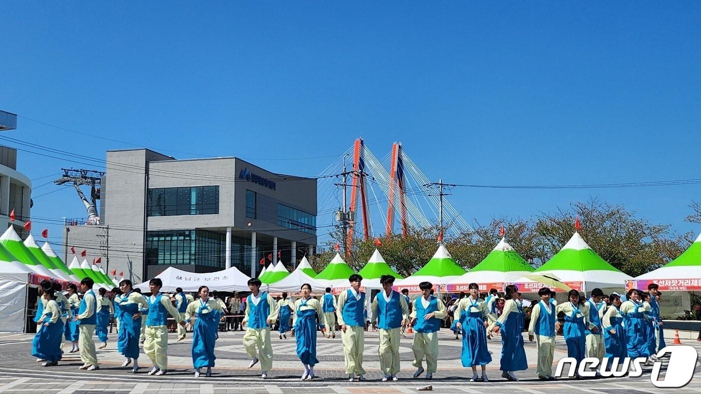 신안 도초고등학교&#40;교장 김장홍&#41;··담양 금성초등학교&#40;교장 이영순&#41;- 8일 교육부의 &#39;2023 농어촌 참 좋은학교&#39;에 선정돼 교육부장관 표창을 받았다.  도초고 학생들이 신안 &#39;뜀뛰기 강강술래&#39;를 선보이고 있다.&#40;전남교육청 제공&#41;/뉴스1 