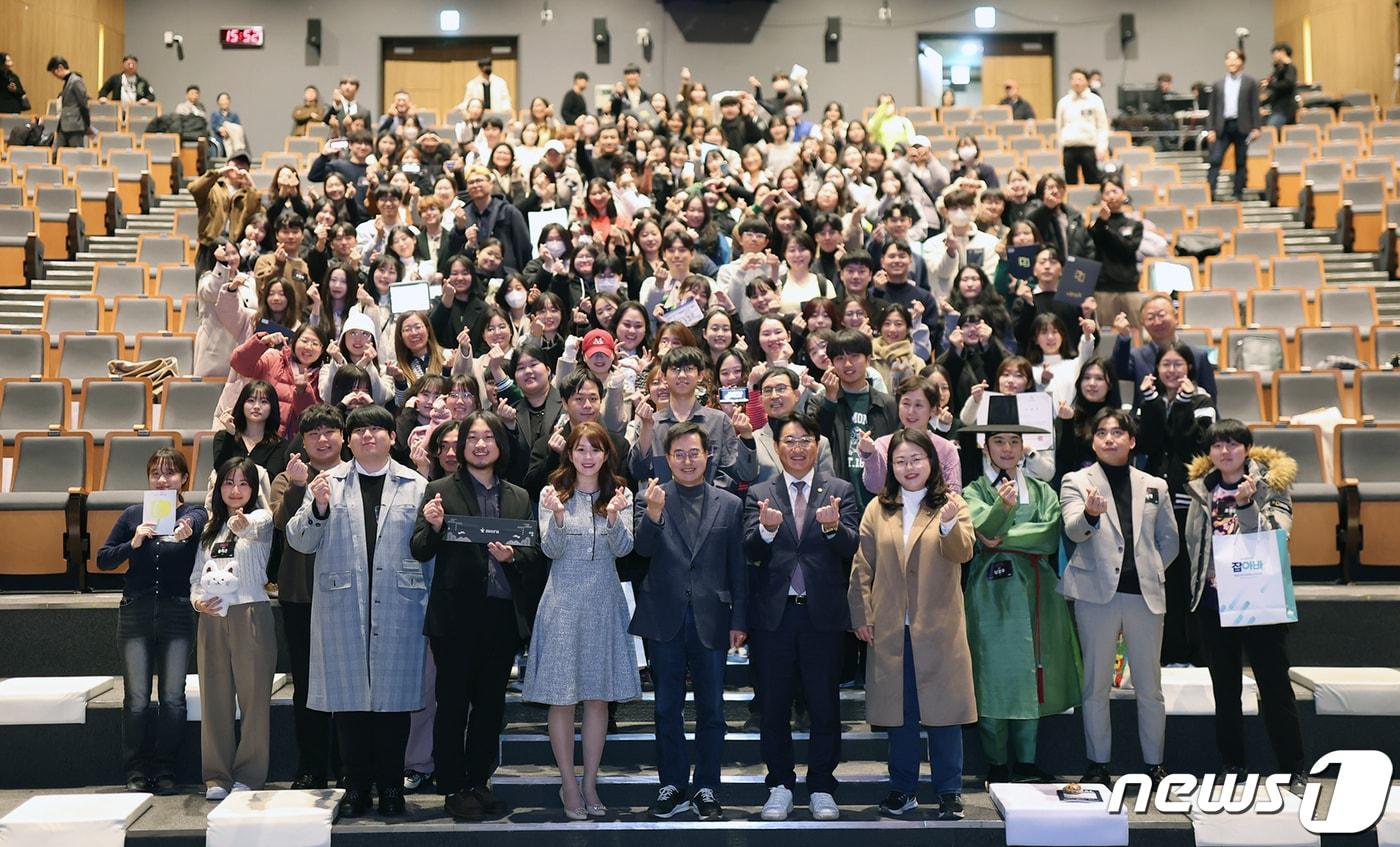 김동연 경기도지사가 청년들이 하고 싶은 일에 도전하면서 꿈을 찾을 수 있도록 지원하는 진로탐색 프로젝트 ‘경기청년 갭이어&#40;Gap Year&#41; 사업’ 참여자들과 지난 4개월 활동을 공유하고, 도전·성장 이야기를 청취했다&#40;경기도 제공&#41;