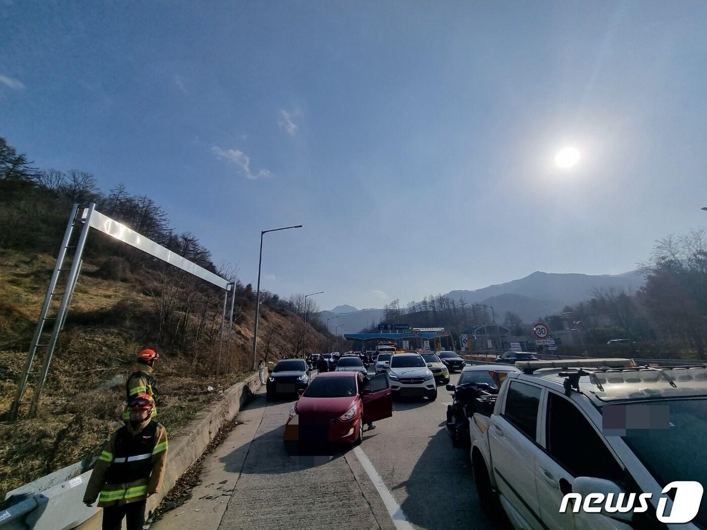 9일 오전 11시59분쯤 충북 괴산군 연풍면 중부내륙고속도로 괴산 방향 연풍IC 진입로 부근에서 승용차와 SUV 등 차량 13대가 연쇄 추돌했다.&#40;괴산소방서 제공&#41;.2023.12.9./뉴스1