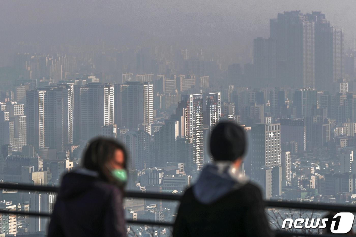  사진은 1일 서울 중구 남산에서 바라본 도심 아파트 단지 모습. 2023.2.1/뉴스1 ⓒ News1 민경석 기자