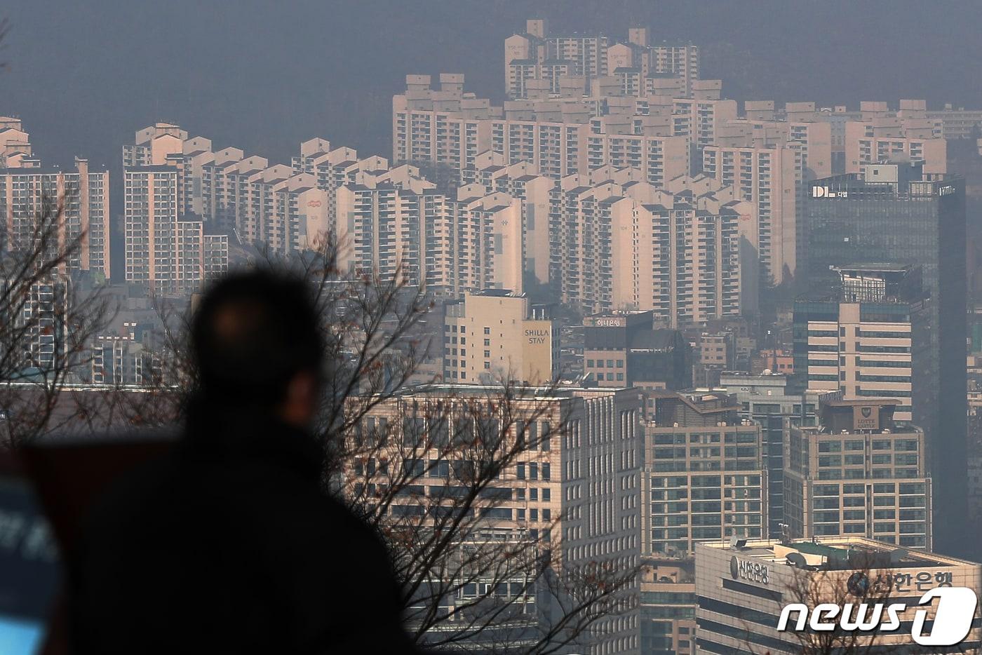 사진은 1일 서울 중구 남산에서 바라본 도심 아파트 단지 모습. 2023.2.1/뉴스1 ⓒ News1 민경석 기자