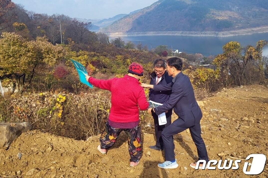 전북 정읍시가 국토의 무질서한 난개발을 근절하고 시민에게 안전하고 쾌적한 생활환경을 제공하기 위해 불법 개발행위 단속을 강화한다고 1일 밝혔다. 단속반이 불법행위 여부에 대해 현지 확인하고 있다.&#40;정읍시 제공&#41;2023.2.1/뉴스1