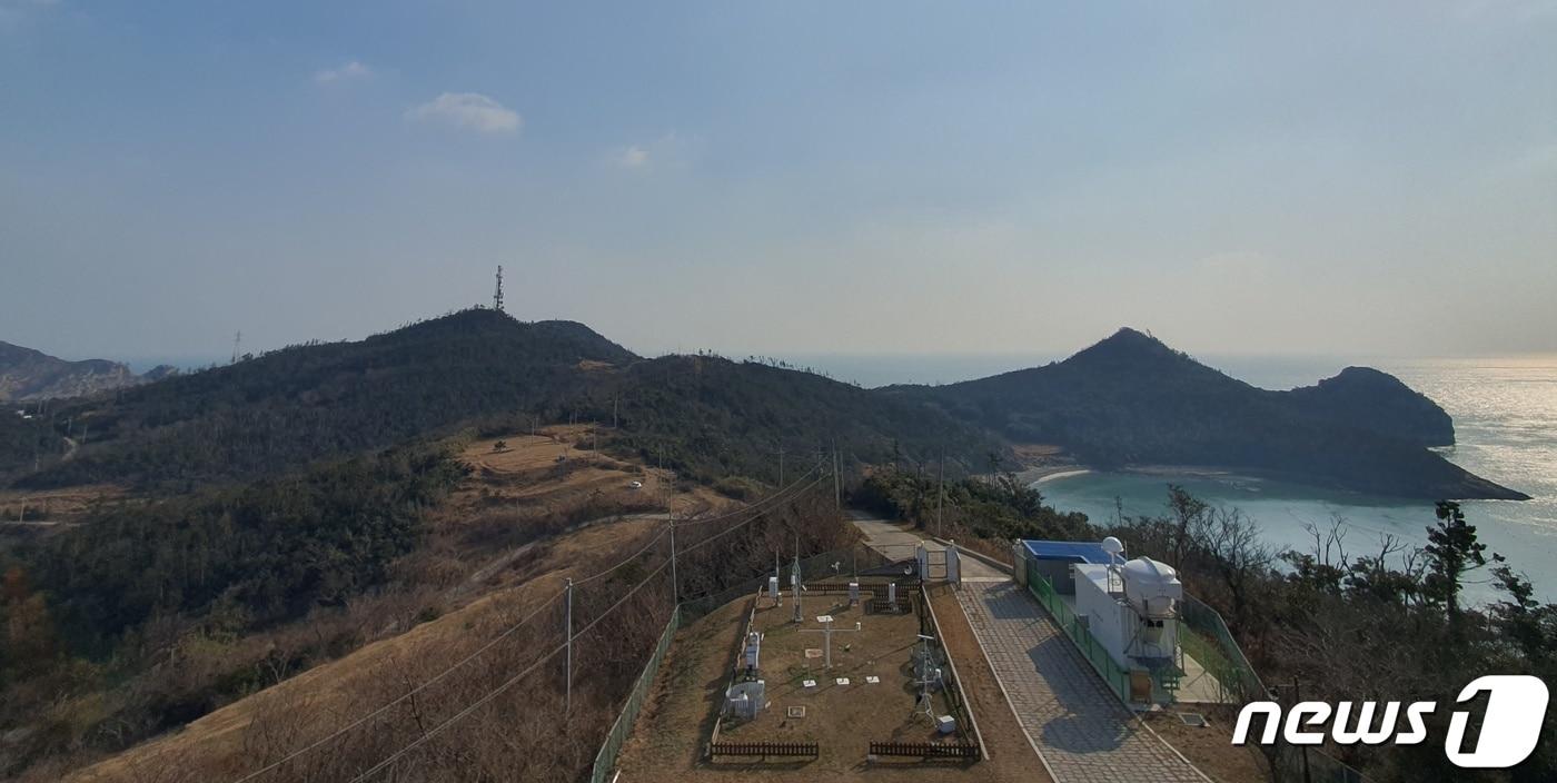 기상청의 흑산도 관측소에서 바라본 공항부지. 대봉산 정상을 40m 가량 절개해 왼쪽부터 오른쪽까지 활주로를 건설하게 된다.2023.2.11/뉴스1