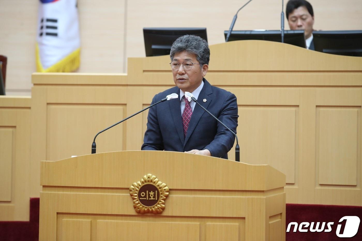 전남도의회 신의준 의원이 10일  임시회 본회의장에서  ‘농·수협중앙회 본사 전남 이전 촉구 건의안’을 대표 발의하고 있다.&#40;전남도의회 제공&#41;/뉴스1