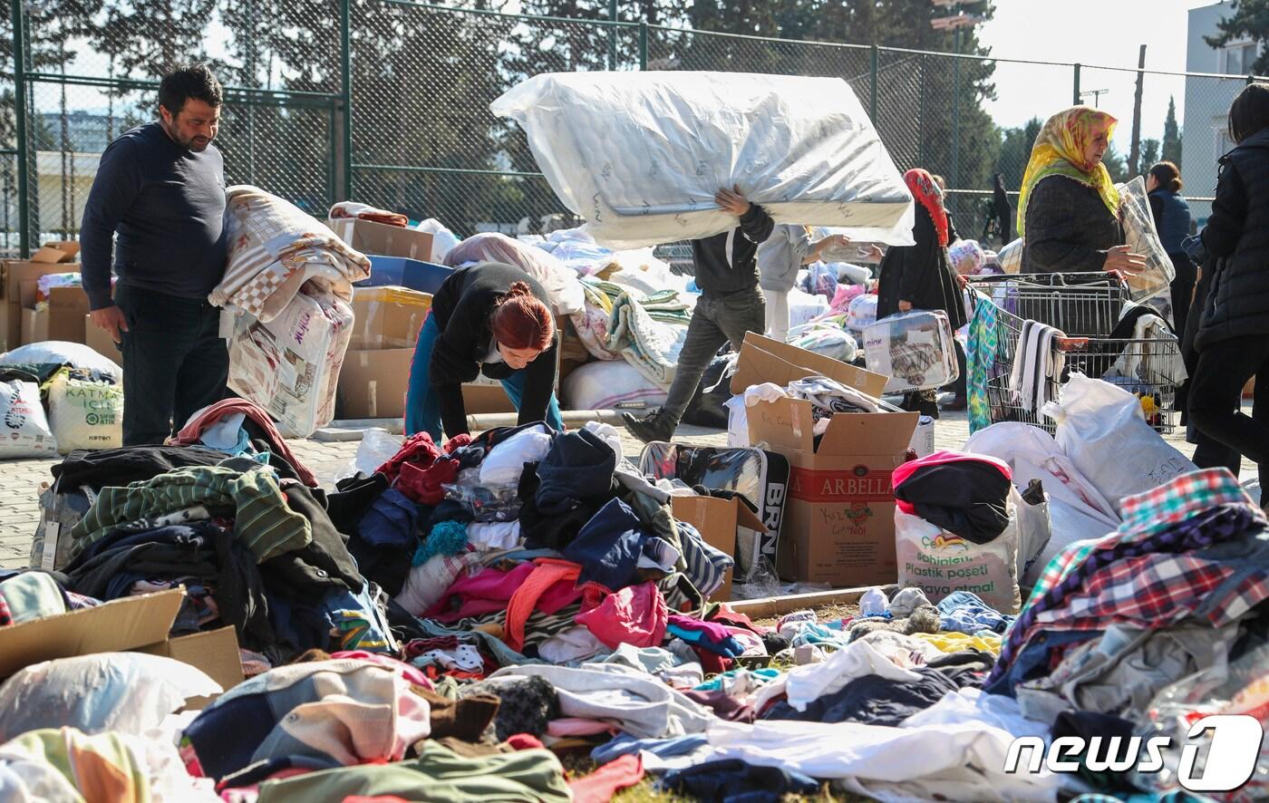 11일&#40;현지시간&#41; 튀르키예 이스켄데룬 시내 한 보급소에서 이재민들이 이불 등 생필품을 배급받고 있다. 2023.2.11/뉴스1 ⓒ News1 김도우 기자