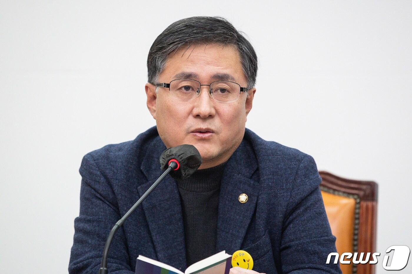 김성환 더불어민주당 정책위의장이 12일 서울 여의도 국회에서 기자간담회를 열고 발언하고 있다. 2023.2.12/뉴스1 ⓒ News1 유승관 기자