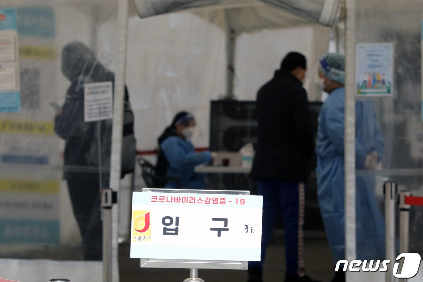 서울 중구 서울역광장에 마련된 신종 코로나바이러스 감염증&#40;코로나19&#41; 임시선별진료소에서 시민들이 검사를 기다리고 있다./뉴스1 ⓒ News1 황기선 기자