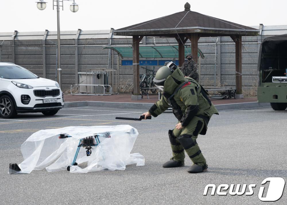 한미 공군이 지난 7일 전북 군산 공군기지에서 드론의 전파를 교란하는 재머 장비인 &#39;드론버스터&#39; 등을 동원해 소형무인기 대응 연합훈련을 했다고 주한 미 공군이 12일 밝혔다. 이번 훈련에는 미 공군 제8전투비행단과 우리 공군 제38전투비행전대가 참가했다.사진은 한미 공군의 소형무인기 대응 훈련 모습. &#40;미국방부 제공&#41;2023.2.12/뉴스1