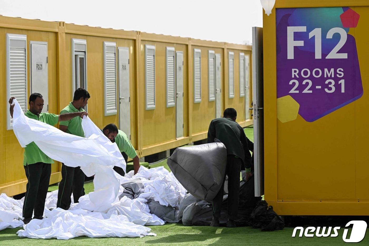 카타르 도하 알에마디 마을에서 직원들이 2022년 국제축구연맹&#40;FIFA&#41; 월드컵 대회를 앞두고 가설 숙소를 만들고 있다. 카타르는 이 가설 숙소와 카라반 1만여 대를 튀르키예와 시리아에 지원하기로 했다. 2022.11.09 ⓒ AFP=뉴스1 ⓒ News1 권진영 기자