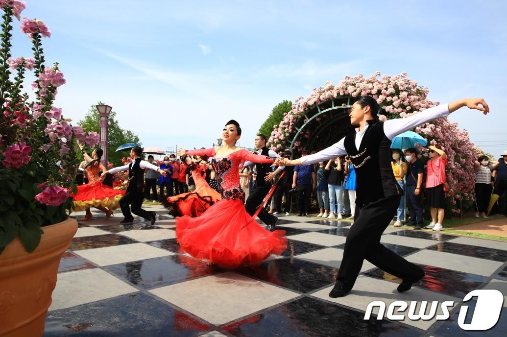 2022곡성세계장미축제 장미무도회에 초대된 출연진이 왈츠파티를 선보이고 있다&#40;곡성군 제공&#41;2022.2.13/ 