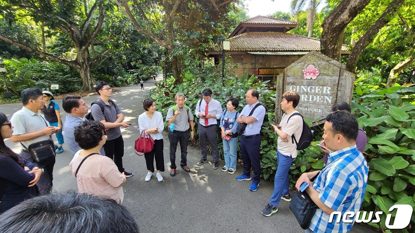 7일 경남 거제시의회 경제관광위원회가 싱가포르 보타닉 가든을 방문해 관계자로부터 설명을 듣고 있다.&#40;거제시의회 제공&#41;