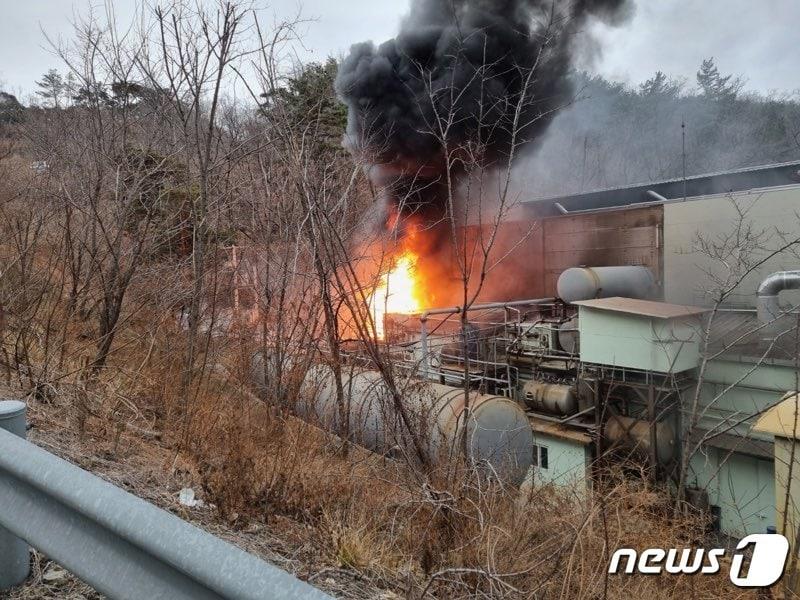  13일 오후 4시 47분쯤 경북 경주시 건천읍에 있는 폐플라스틱 열분해유생산업체에서 폭발로 추정되는 불이 나 근로자 6명이 부상했다..&#40;경주소방서제공&#41;2023.2.13/뉴스1