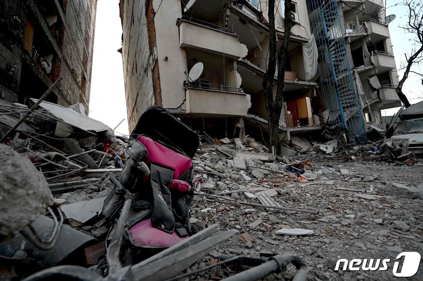 지난 12일&#40;현지시간&#41; 규모 7.8의 지진이 강타한 튀르키예 카흐라만마라슈의 붕괴된 건물 잔해 사이에서 부서진 유모차가 보인다. ⓒ AFP=뉴스1 ⓒ News1 우동명 기자