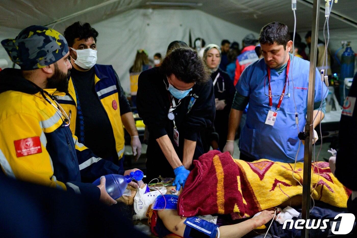 13일&#40;현지시간&#41; 튀르키예 남동부 하타이 지역에서 구조된 남성이 치료를 받고 있다. 23.02.13 ⓒ AFP=뉴스1 ⓒ News1 김예슬 기자