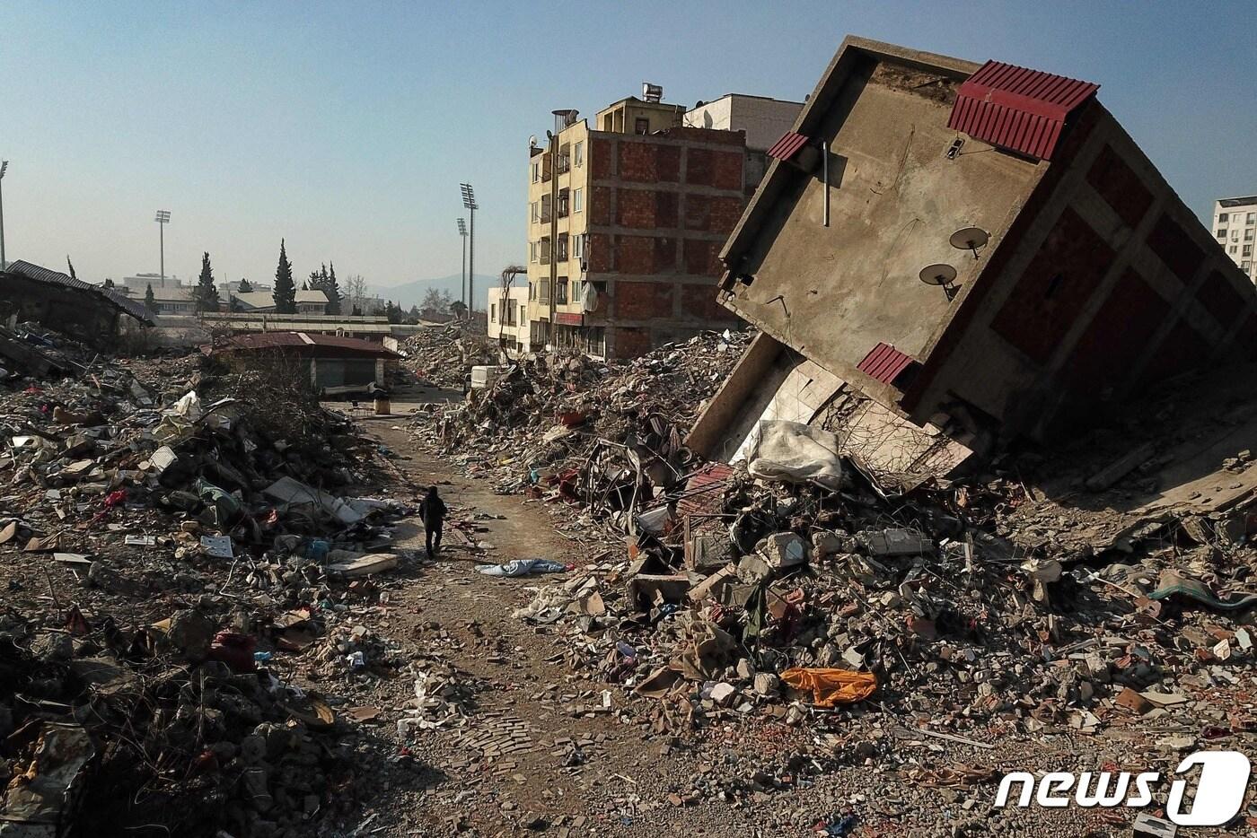 14일 &#40;현지시간&#41; 규모 7.8의 지진이 강타한 튀르키예 카라만마라슈의 붕괴된 건물 잔해 주변에서 기울어진 건물이 보인다. ⓒ AFP=뉴스1 ⓒ News1 우동명 기자