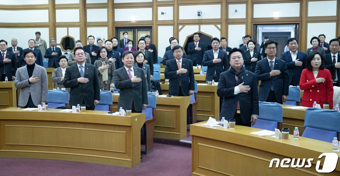 국민의힘 의원들이 지난 2월15일 오전 서울 여의도 국회 의원회관에서 ‘탄소중립 녹색성장 시대와 정치의 미래’ 주제로 열린 국민공감 공부모임에서 국민의례를 하고 있다. 2023.2.15/뉴스1 ⓒ News1 이재명 기자