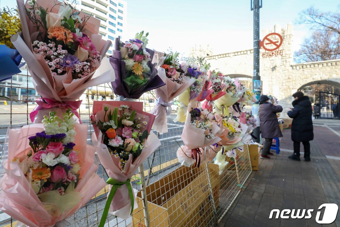 꽃다발 판매대가 한산한 모습을 보이고 있다