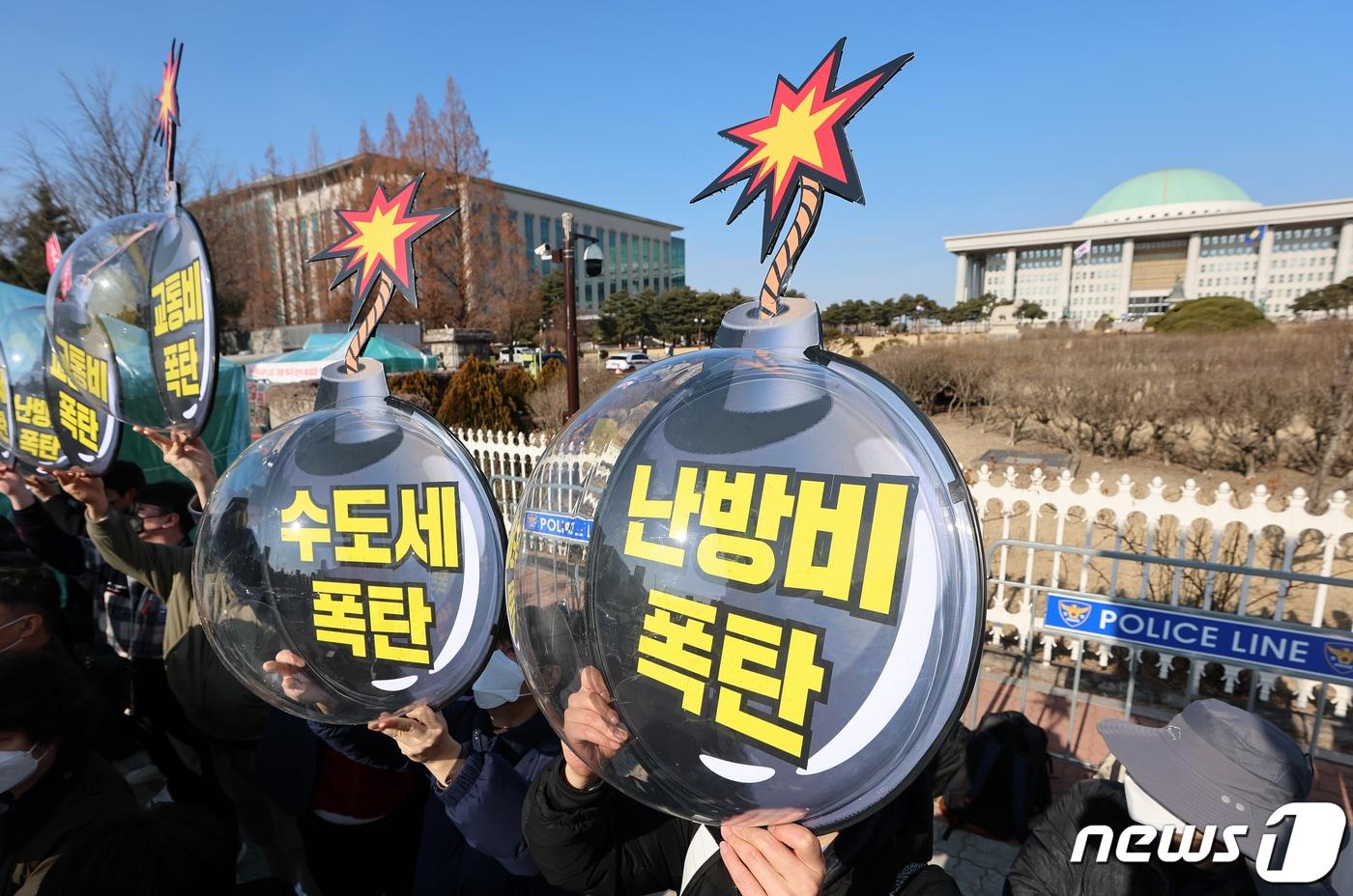 15일 오전 서울 영등포구 여의도 국회 앞에서 공공요금 폭탄 서민 전가 반대와 지하철 공익서비스 비용 국비지원 입법을 촉구하는 기자회견을 하고 있다. 2023.2.15/뉴스1 ⓒ News1 김진환 기자