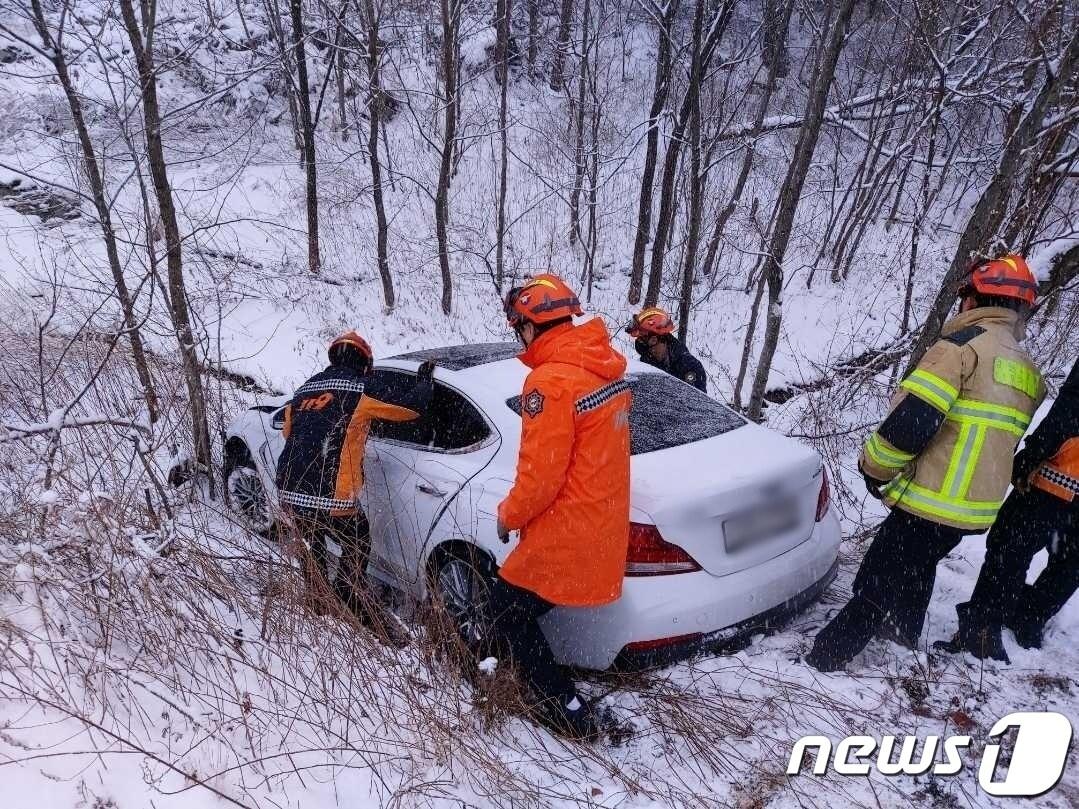 15일 강원 동해안에 대설경보가 발효된 가운데 폭설이 내린 강원 강릉시 죽헌동의 한 도로에 차량이 눈길에 미끄러졌다.&#40;강릉소방서 제공&#41; 2023.2.15/뉴스1 ⓒ News1 윤왕근 기자