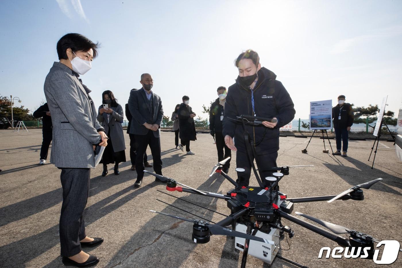 한화진 환경부장관이 경기도 안산시 반월 국가산업단지에서 드론 활용한 대기오염 측정 과정을 살펴보고 있다. &#40;환경부 제공&#41; 2023.2.15/뉴스1