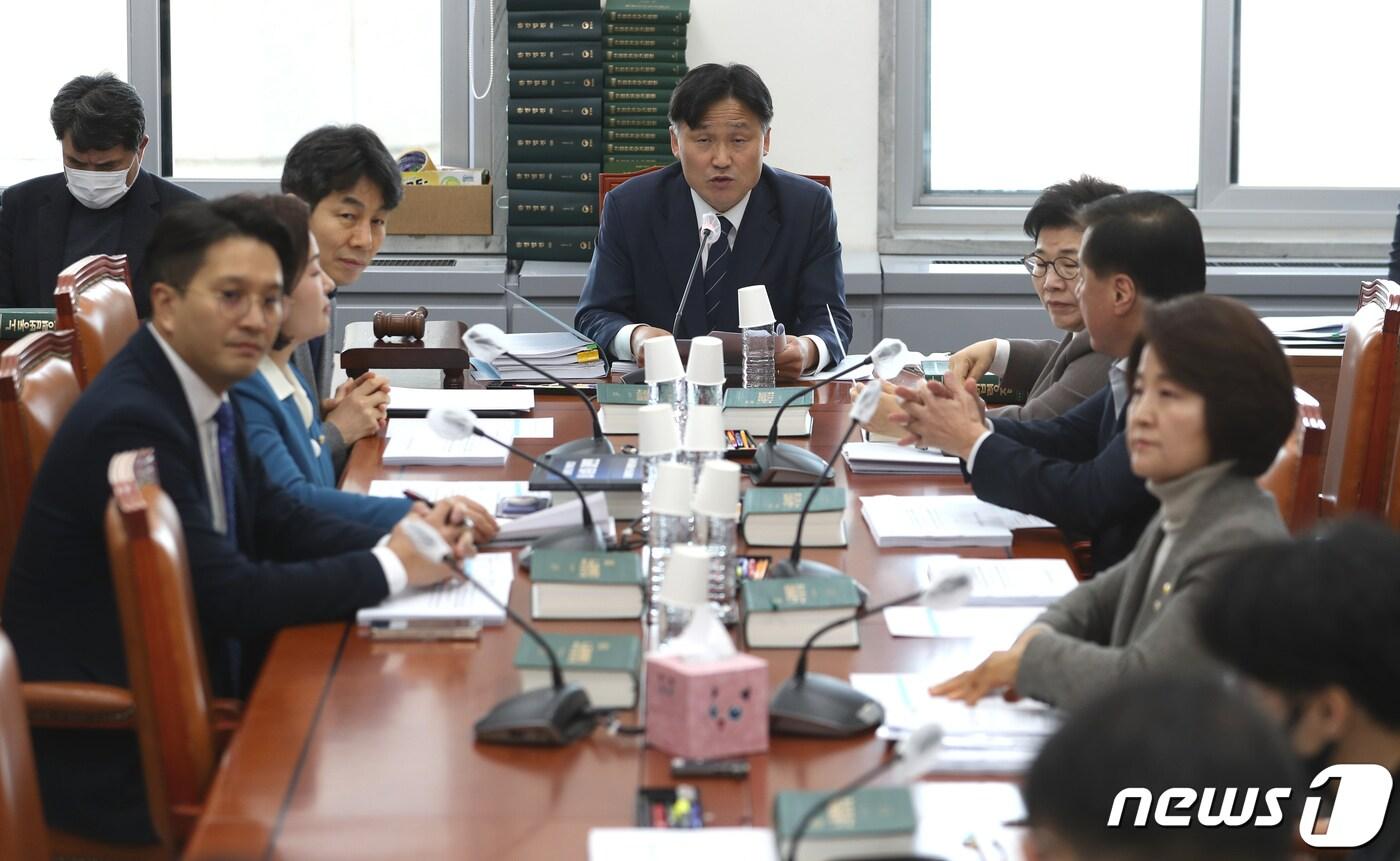 김영진 국회 환경노동위원회 고용노동법안심사소위원회 소위원장이 15일 오후 서울 여의도 국회에서 열린 소위원회를 주재하고 있다. 이날 회의에서는 노조법 2·3조를 개정하는 노동조합 및 노동관계조정법 일부개정법률안 등을 심사했다. &#40;공동취재&#41; 2023.2.15/뉴스1 ⓒ News1 이재명 기자