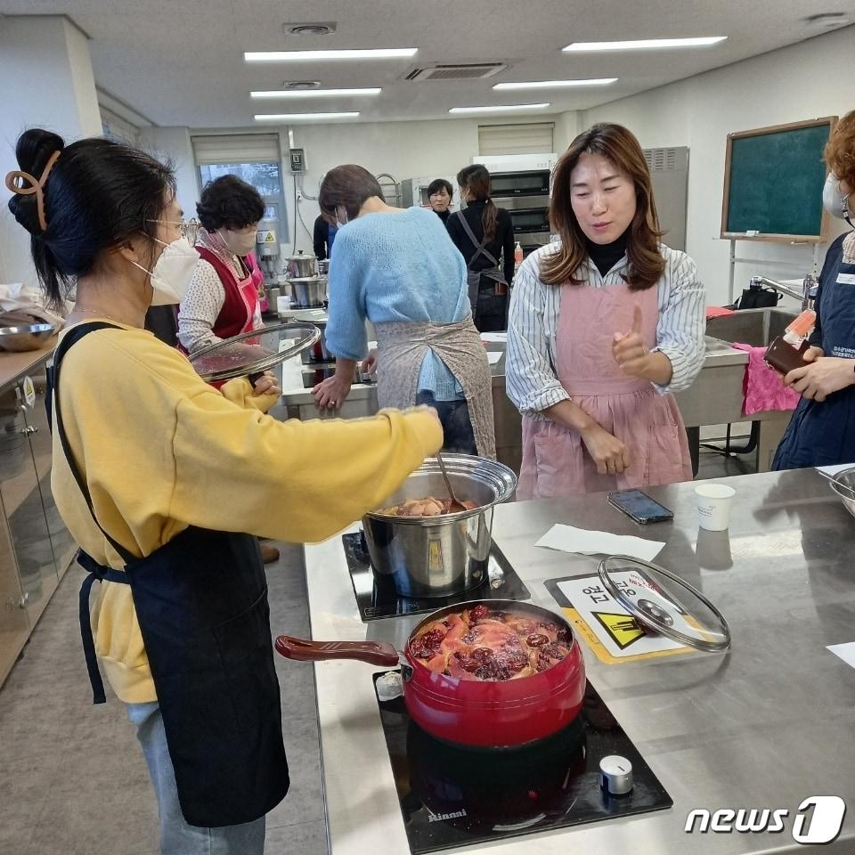 장수군 여성문화센터는 &#39;면으로 찾아가는 프로그램&#39;을 운영하고 있다.&#40;장수군 제공&#41;2023.2.15/뉴스1