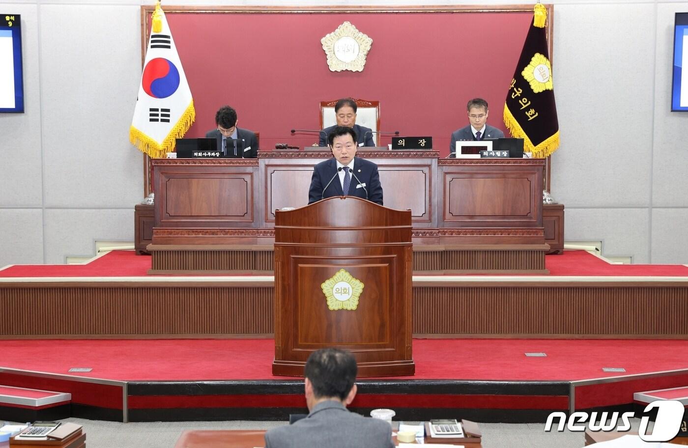 전북 고창군의회는 15일 제296회 임시회 첫날 본회의에서 고창발전의 핵심사업인 노을대교 4차선 확장 및 조기착공을 촉구하는 건의안을 채택했다. 오세환 의원이 건의문을 낭독하고 있다.&#40;고창군의회 제공&#41;2023.2.15/뉴스1 