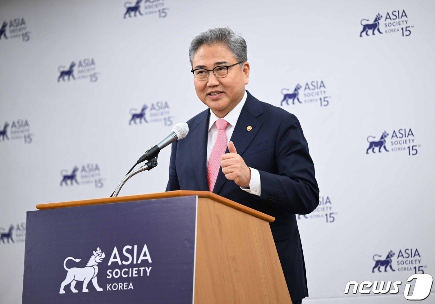 박진 외교부 장관은 15일 아시아소사이어티 한국지부 창립 15주년 기념 만찬에 참석해 축사했다. &#40;외교부 제공&#41;