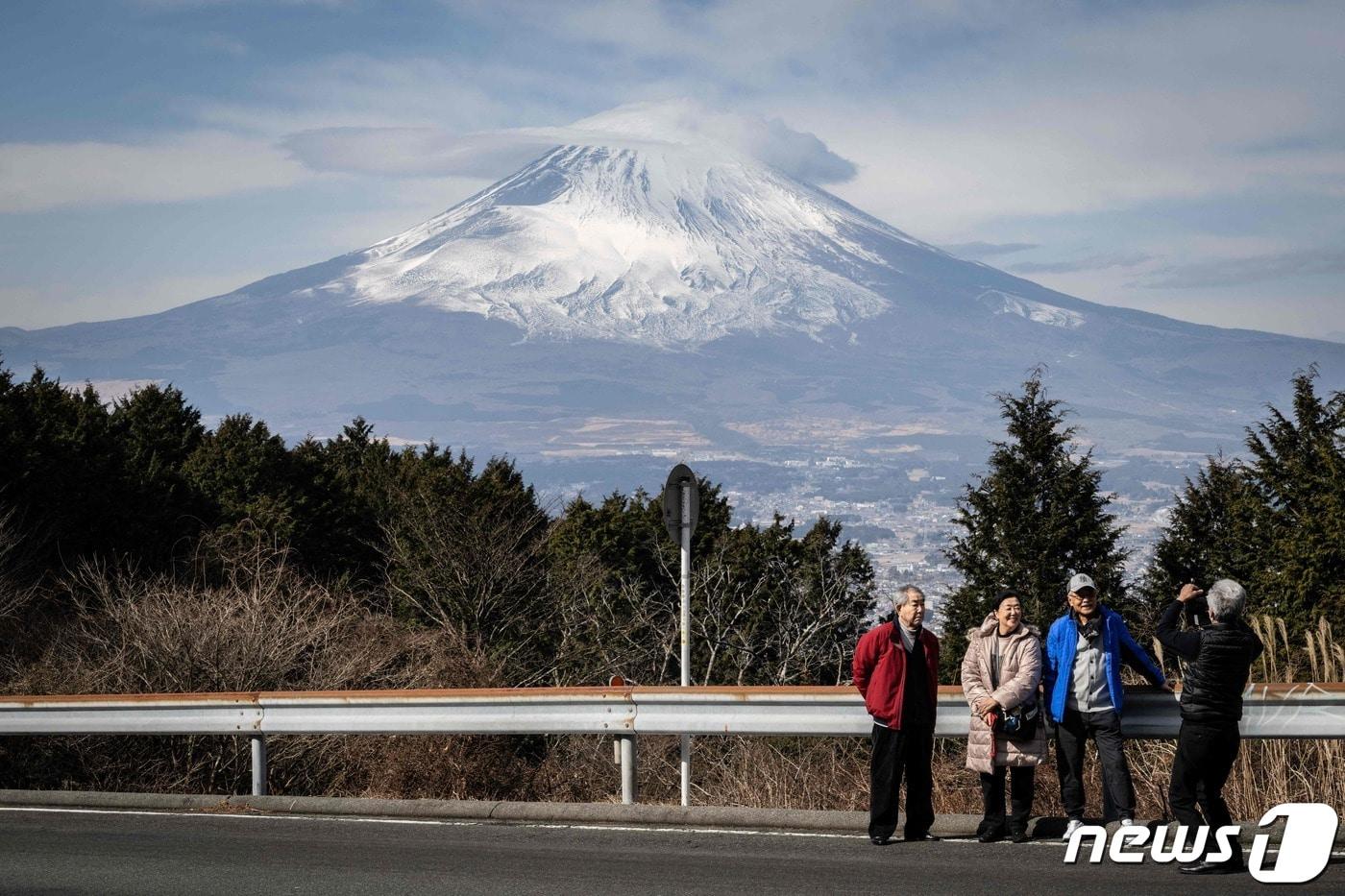 일본 시즈오카현&#40;県&#41; 한 도로에서 관광객들이 후지산을 배경으로 사진을 찍고 있다. ⓒ AFP=뉴스1 ⓒ News1 권진영 기자