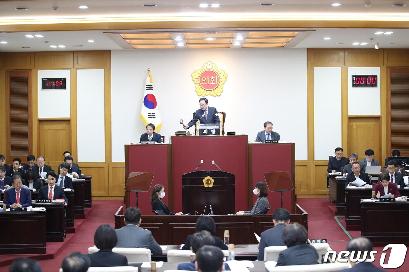 대구시의회는 16일 제298회 임시회 본회의에서 &#39;2038년 하계아시안게임 대구·광주 공동유치 동의안&#39;을 만장일치로 통과시켰다.&#40;대구시의회 제공&#41;