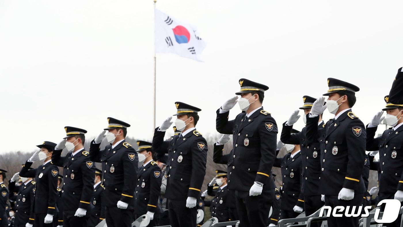 16일 충북 충주시 중앙경찰학교 대운동장에서 열린 중앙경찰학교 311기 졸업식에서 신임 경찰 졸업생들이 국민과 국가에 봉사 할 것을 다짐하며 경례하고 있다. 2023.2.16/뉴스1 ⓒ News1 김기남 기자