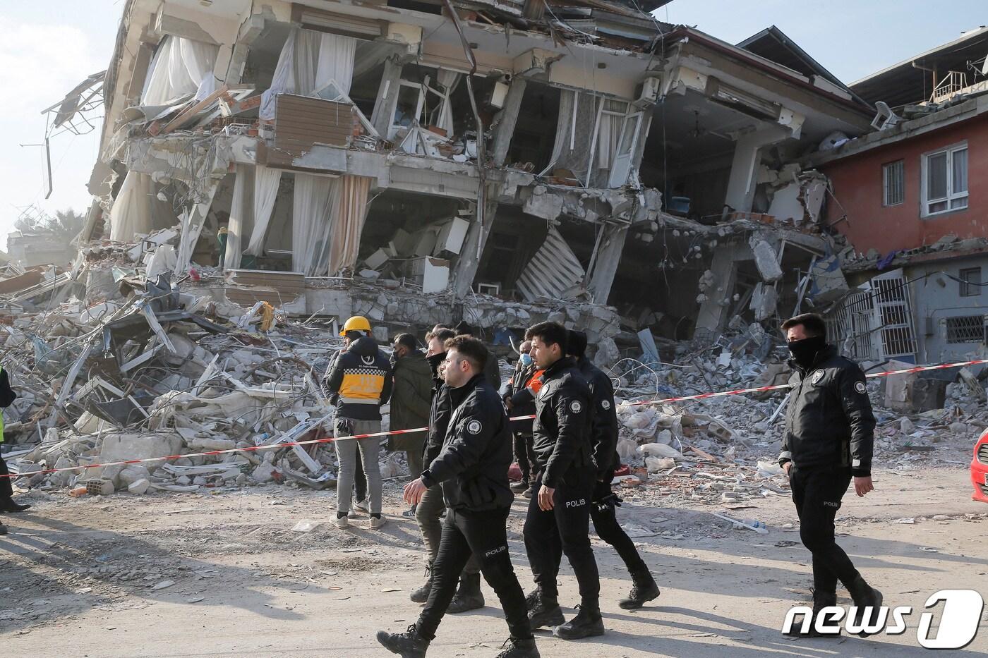 지난 11일&#40;현지시간&#41; 튀르키예 하타이 지역에서 현지 경찰이 지진으로 무너진 건물 일대를 순찰하고 있다. 2023.2.11. ⓒ 로이터=뉴스1 ⓒ News1 김성식 기자