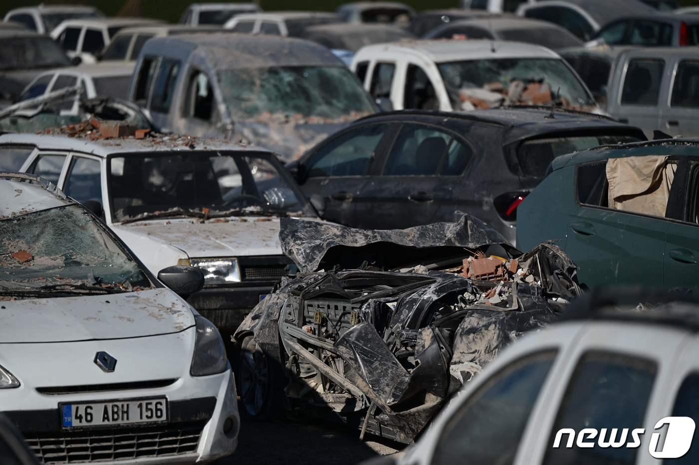 16일 &#40;현지시간&#41; 규모 7.8의 지진이 강타한 튀르키예 카라만마라슈에서 불에 타고 부서진 차량이 보인다. ⓒ AFP=뉴스1 ⓒ News1 우동명 기자