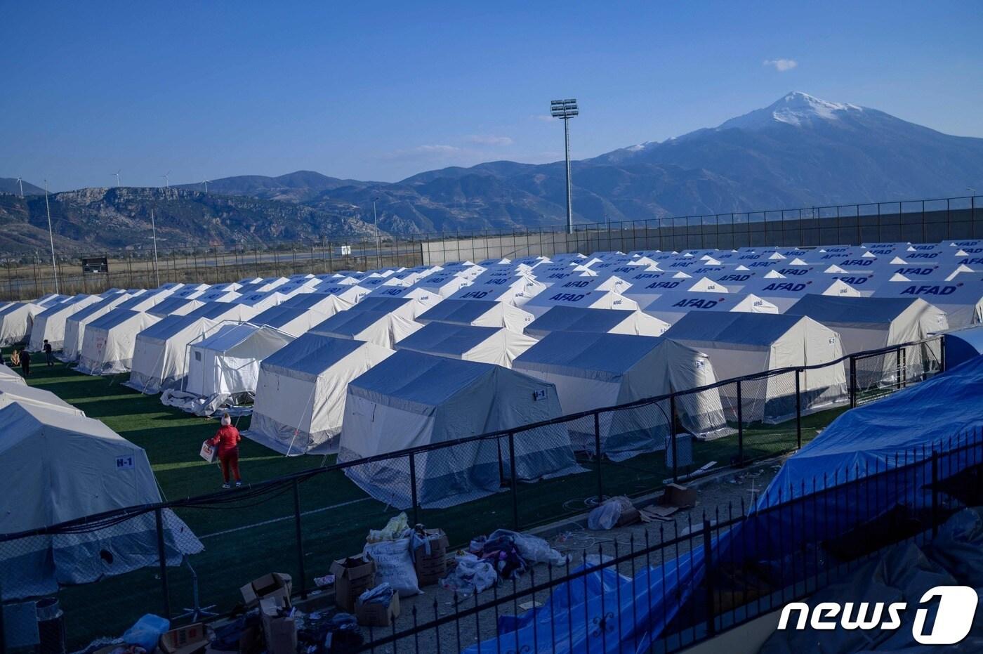 16일 &#40;현지시간&#41; 규모 7.8의 지진이 강타한 튀르키예 하타이의 경기장에 이재민을 위한 거대한 텐트촌이 보인다. ⓒ AFP=뉴스1 ⓒ News1 우동명 기자