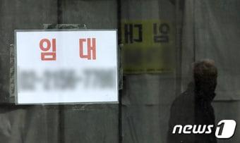 서울 중구 명동거리의 한 상가에 임대 안내문이 게시돼 있다. ⓒ News1 이승배 기자