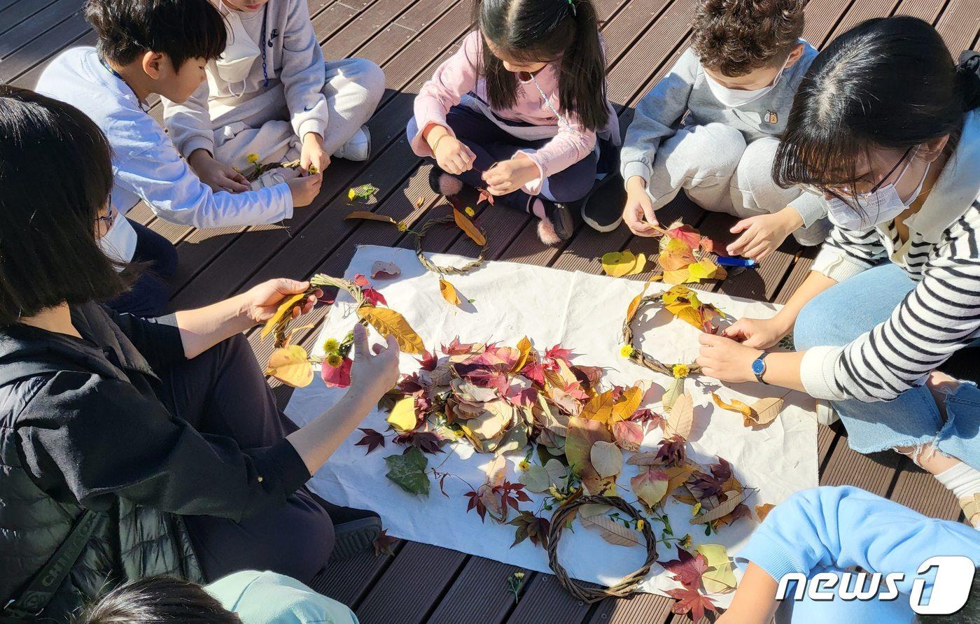 창녕군이 3월부터 11월까지 남산공원 유아숲체험 프로그램을 운영한다.&#40;창녕군 제공&#41;