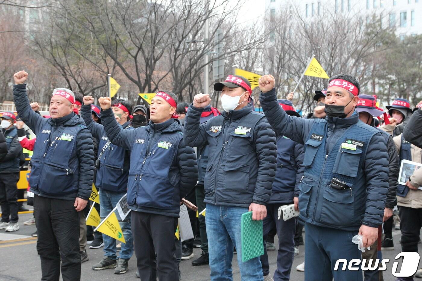 17일 오후 5시30분께 인천 남동구 인천경찰청 앞에서 민주노총 인천본부&#40;이하 본부&#41; 소속 노조원 3000여 명&#40;주최 측 추산&#41;이 모인 가운데 &#39;건설노동자 고용활동 및 특수고용노동자 노동기본권 탄압중단 결의대회&#39;가 열렸다. 2023.2.17/뉴스1 ⓒ News1 박아론 기자