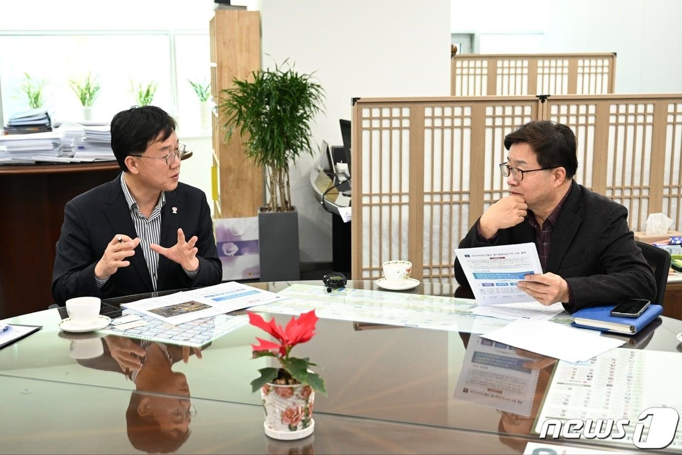 이민근 안산시장&#40;왼쪽&#41;과 염태영 경기도 경제부지사.&#40;안산시 제공&#41;