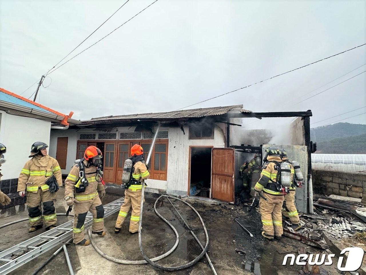 18일 낮 12시35분쯤 충북 옥천군 이원면 윤정리 한 주택 창고에 불이 났다.&#40;옥천소방서 제공&#41; 