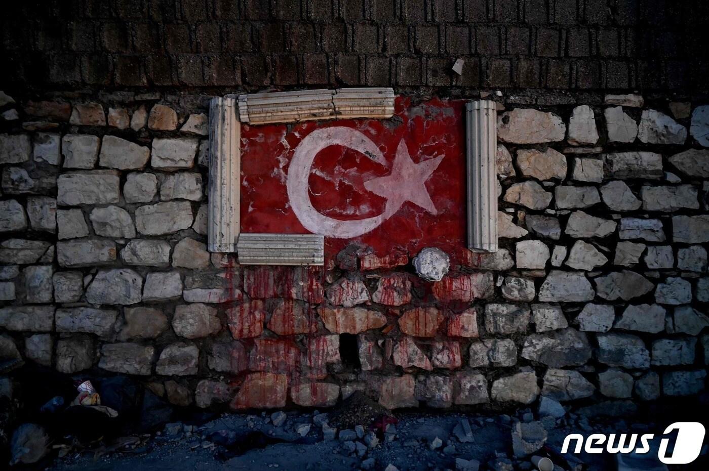 14일&#40;현지시간&#41; 튀르키예 국기가 담벼락에 그려져 있다. ⓒ AFP=뉴스1 ⓒ News1 정윤영 기자
