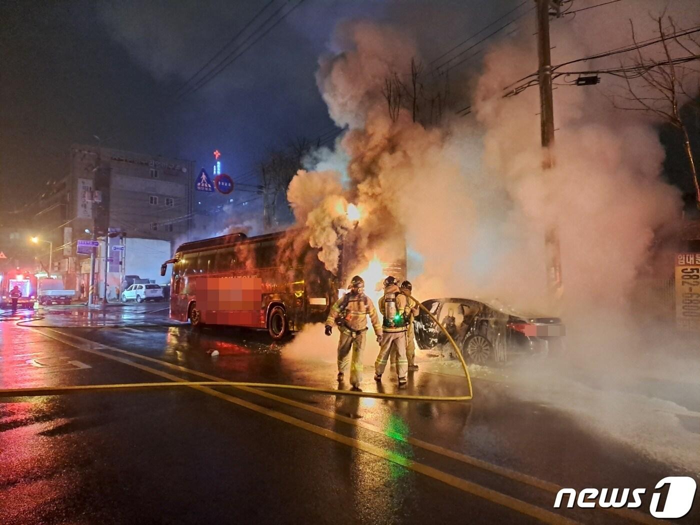 전북 부안경찰서는 도로교통법상 음주운전 등 혐의로 A씨&#40;50대&#41;를 불구속 입건해 조사 중이라고 19일 밝혔다. 이 사고로 승용차에 불이나는 등 소방서 추산 3000만원 상당의 재산피해가 났다&#40;전북소방본부 제공&#41;2023.2.19/뉴스1