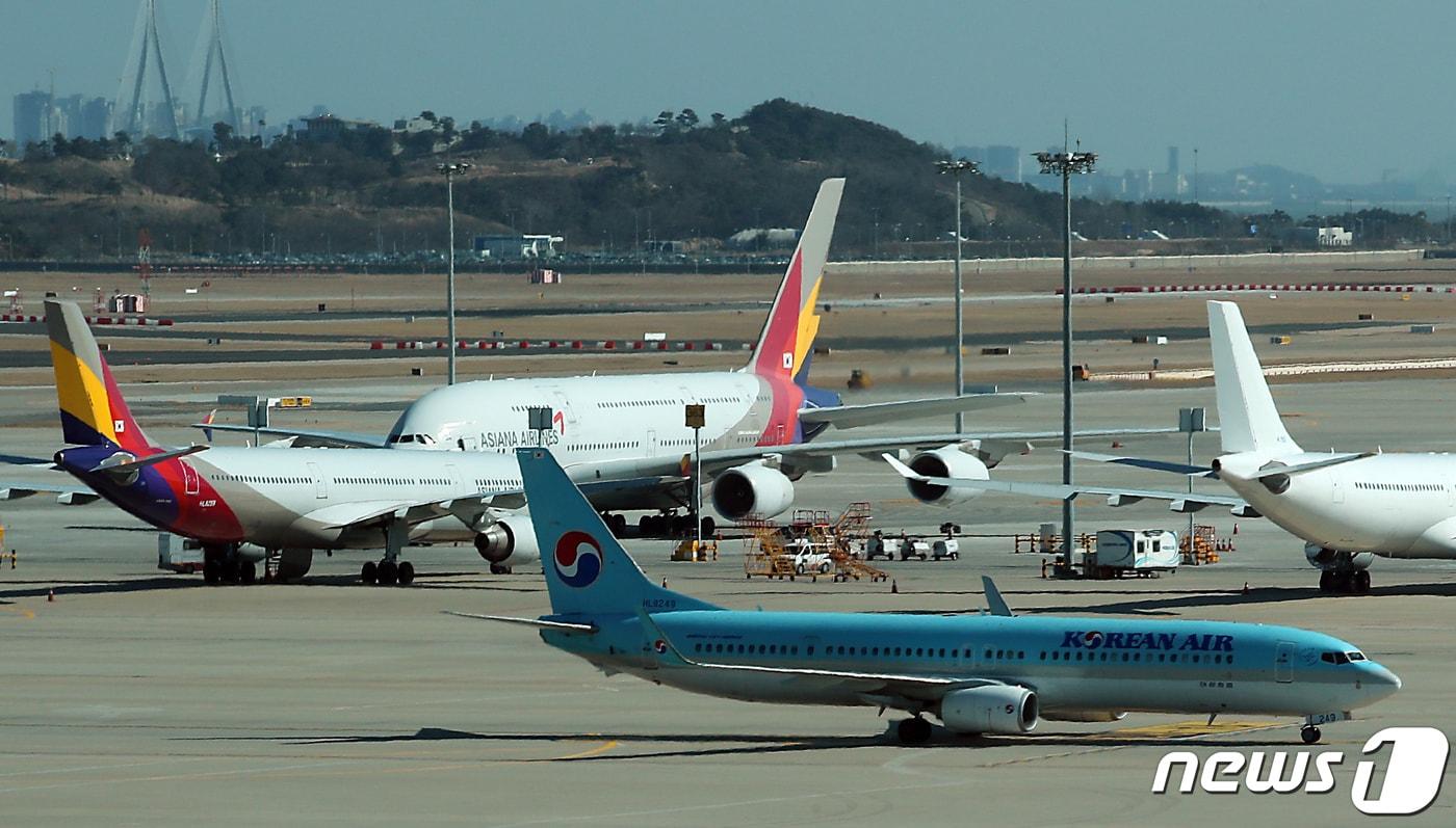 인천국제공항 전망대에서 바라본 계류장에서 대한항공 항공기가 아시아나항공 항공기 앞을 지나고 있다.2023.2.19/뉴스1 ⓒ News1 박정호 기자