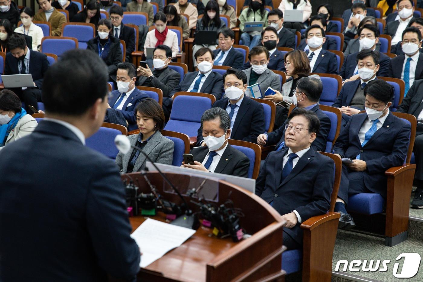 이재명 더불어민주당 대표를 비롯한 의원들이 2일 서울 여의도 국회에서 열린 의원총회에서 박홍근 원내대표의 인사말을 경청하고 있다./뉴스1 ⓒ News1 유승관 기자