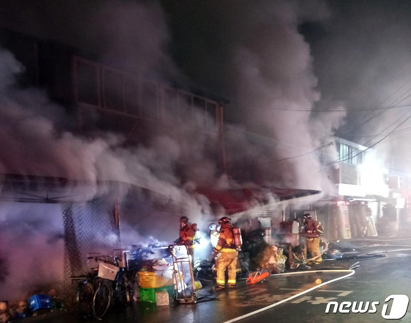 2일 오후 6시32분쯤 대구 서구 옛 원대시장에서 원인을 알 수 없는 불이 나 화염이 치솟고 있다. &#40;대구소방본부 제공&#41; 2023.2.2/뉴스1 ⓒ News1 공정식 기자