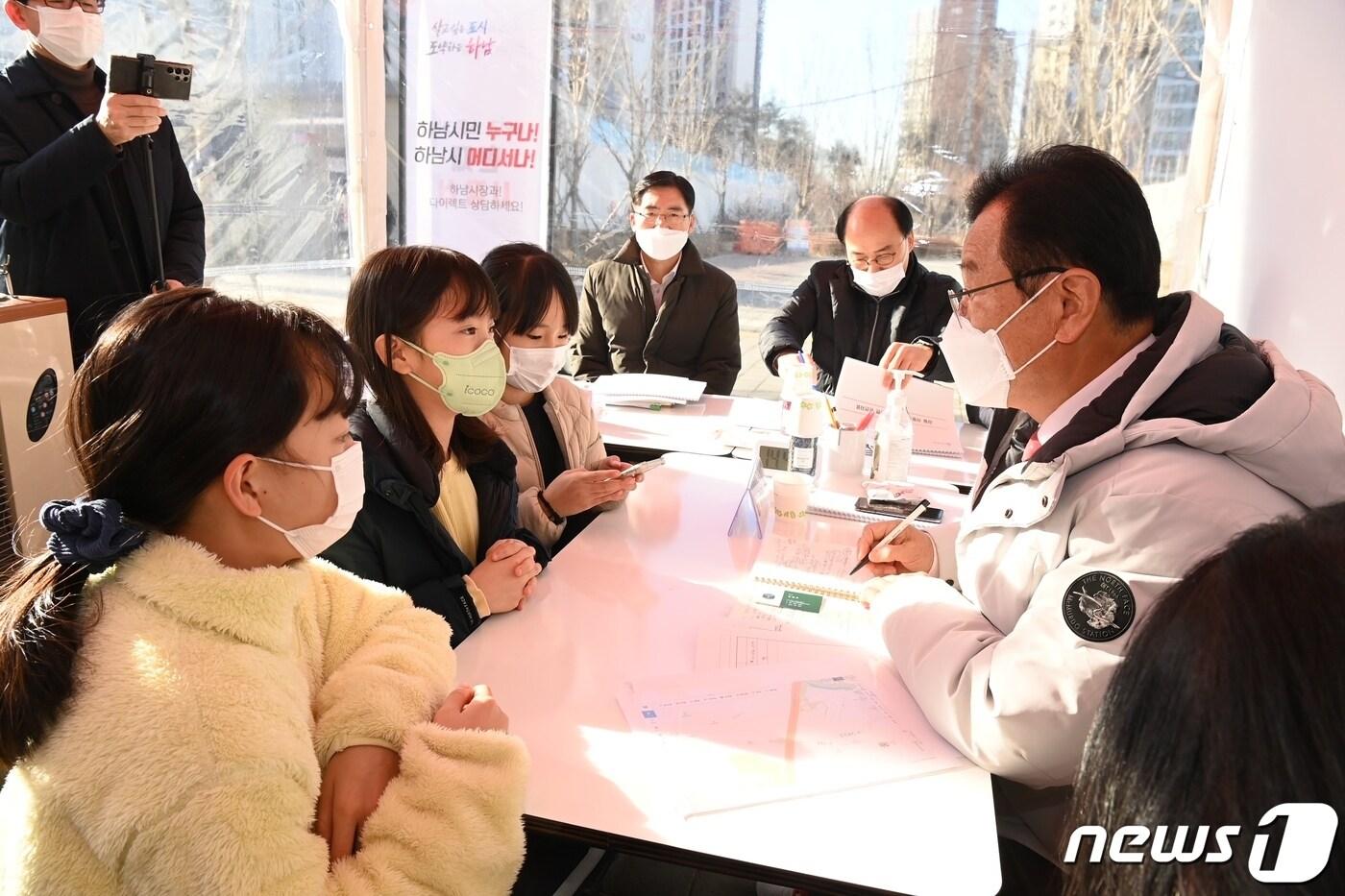 이현재 시장이 지난해 12월 2일 감일동 보호수공원에서 진행한‘이동시장실’에서 초등학생들과 소통하고 있다.&#40;하남시 제공&#41;