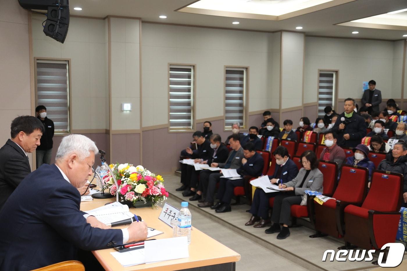 전북 무주군은 지역 내 6개 읍·면을 찾아다니며 군정방향과 마을 현안을 설명하는 &#39;군민과 함께 하는 열린대화&#39;를 진행한다고 20일 밝혔다.&#40;무주군 제공&#41;2023.2.20/뉴스1