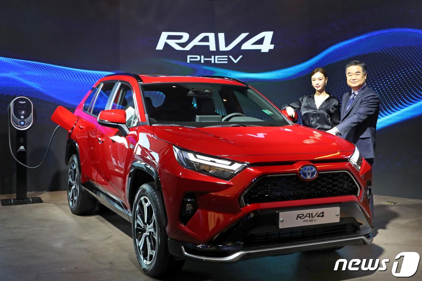 콘야마 마나부 토요타코리아 사장과 모델이 21일 서울 송파구 커넥트투에서 &#39;RAV4 플러그인 하이브리드&#40;PHEV&#41;&#39;를 선보이고 있다. 이번에 출시되는 RAV4 플러그인 하이브리드&#40;PHEV&#41;는 배터리 충전을 통한 EV주행과 하이브리드 기술을 활용해 가솔린 주행이 모두 가능한 PHEV 모델이다. 2023.2.21/뉴스1 ⓒ News1 조태형 기자