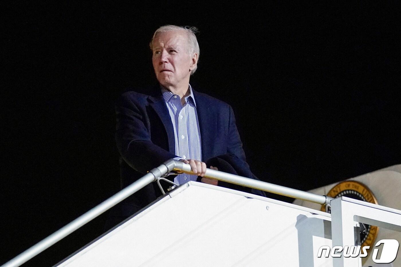 조 바이든 미국 대통령이 20일&#40;현지시간&#41; 러시아의 우크라이나 침공 1년을 앞두고 키이우를 깜짝 방문한 뒤 폴란드 제슈프 야시온카 공항서 전용기를 타고 있다. ⓒ 로이터=뉴스1 ⓒ News1 우동명 기자